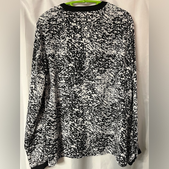 Kenneth Cole Select woman’s top size XL. Black and white. - Picture 2 of 5